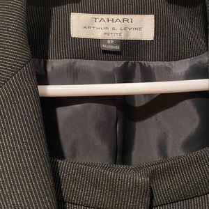 Tahari petite 8, black & white stripe pantsuit, worn only a few times